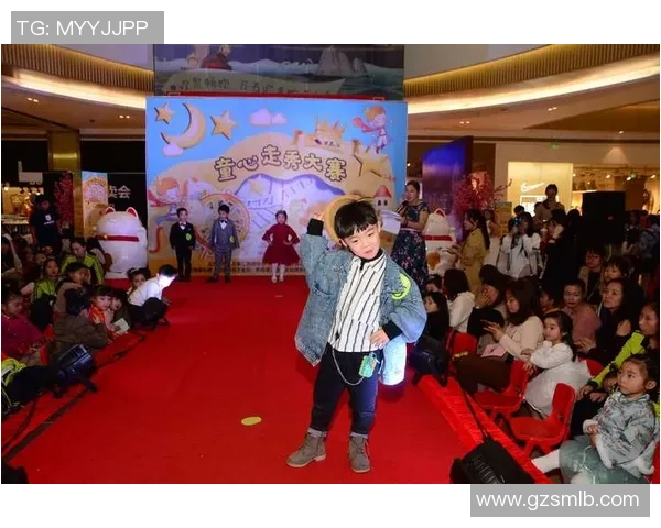 小小球星的梦想舞台幼儿足球明星海报展现童年激情与活力